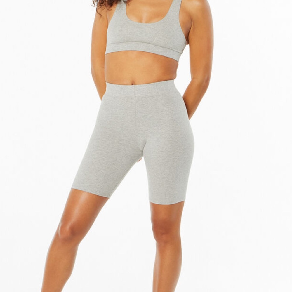 GOOD AMERICAN
Essential Bike Short Heather Grey